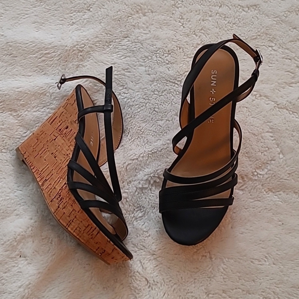 Size 5 1/2 beige & black wedges